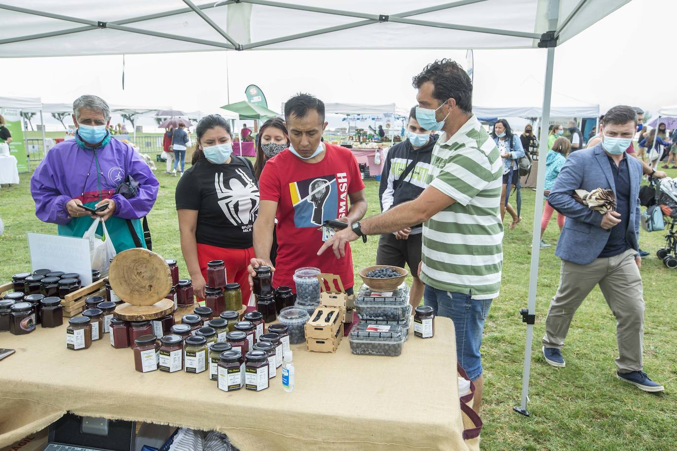 La lluvia ha deslucido la feria promovida por la asociación El arte de la tierruca en la campa de la magdalena con 28 puestos, 24 de alimentación y 4 de artesanía de la región. A lo largo de todo este sábado pueden encontrarse quesos, vinos, sobaos, quesadas, empanadas, dulces, embutidos, alubias, patatas fritas, sidra, miel, orujo, mermeladas, rosquillas, encurtidos, repostería y todo tipo de productos de la huerta ecológica como tomates y pimientos.