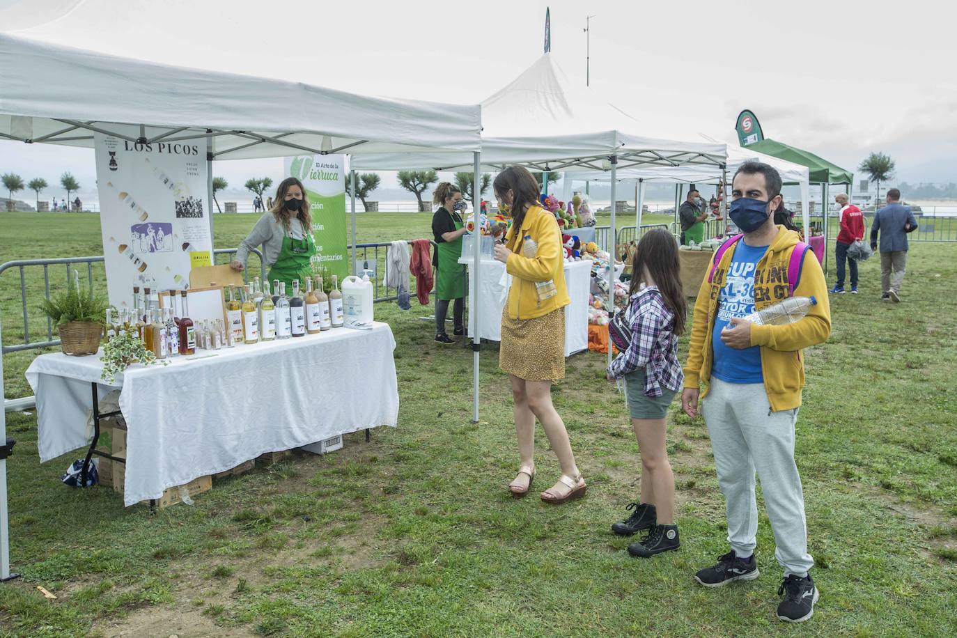 La lluvia ha deslucido la feria promovida por la asociación El arte de la tierruca en la campa de la magdalena con 28 puestos, 24 de alimentación y 4 de artesanía de la región. A lo largo de todo este sábado pueden encontrarse quesos, vinos, sobaos, quesadas, empanadas, dulces, embutidos, alubias, patatas fritas, sidra, miel, orujo, mermeladas, rosquillas, encurtidos, repostería y todo tipo de productos de la huerta ecológica como tomates y pimientos.
