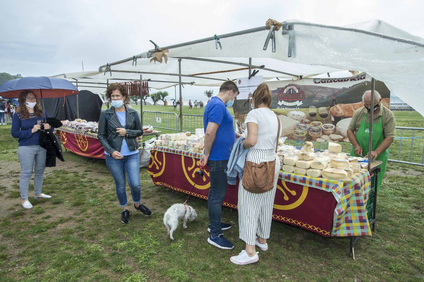 La lluvia ha deslucido la feria promovida por la asociación El arte de la tierruca en la campa de la magdalena con 28 puestos, 24 de alimentación y 4 de artesanía de la región. A lo largo de todo este sábado pueden encontrarse quesos, vinos, sobaos, quesadas, empanadas, dulces, embutidos, alubias, patatas fritas, sidra, miel, orujo, mermeladas, rosquillas, encurtidos, repostería y todo tipo de productos de la huerta ecológica como tomates y pimientos.