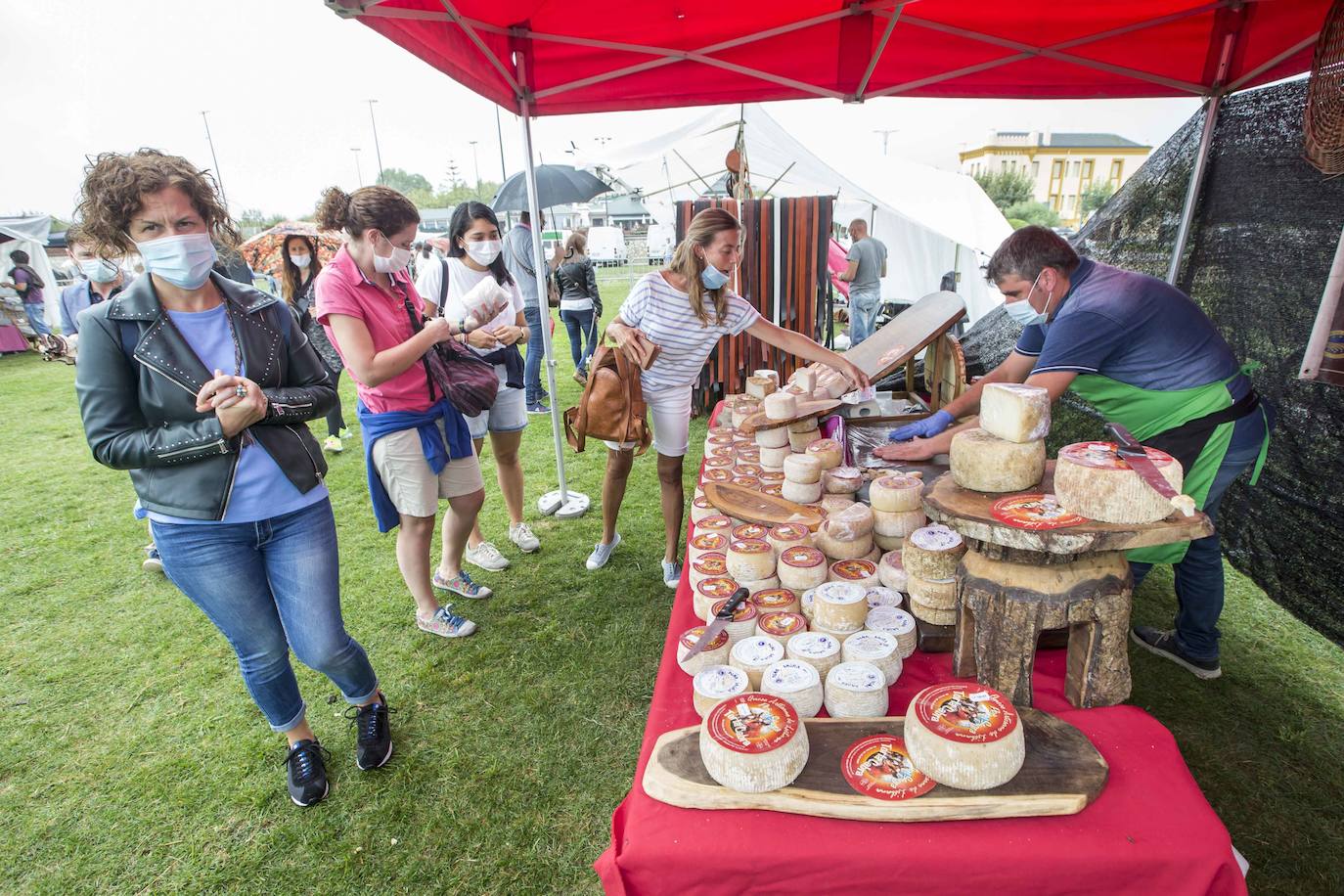 La lluvia ha deslucido la feria promovida por la asociación El arte de la tierruca en la campa de la magdalena con 28 puestos, 24 de alimentación y 4 de artesanía de la región. A lo largo de todo este sábado pueden encontrarse quesos, vinos, sobaos, quesadas, empanadas, dulces, embutidos, alubias, patatas fritas, sidra, miel, orujo, mermeladas, rosquillas, encurtidos, repostería y todo tipo de productos de la huerta ecológica como tomates y pimientos.