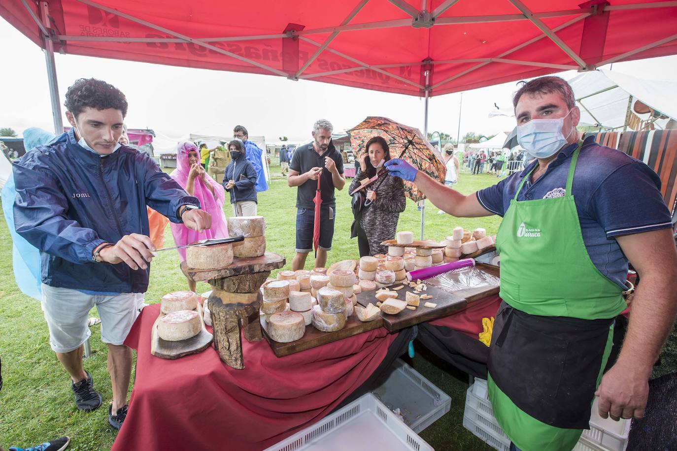 La lluvia ha deslucido la feria promovida por la asociación El arte de la tierruca en la campa de la magdalena con 28 puestos, 24 de alimentación y 4 de artesanía de la región. A lo largo de todo este sábado pueden encontrarse quesos, vinos, sobaos, quesadas, empanadas, dulces, embutidos, alubias, patatas fritas, sidra, miel, orujo, mermeladas, rosquillas, encurtidos, repostería y todo tipo de productos de la huerta ecológica como tomates y pimientos.