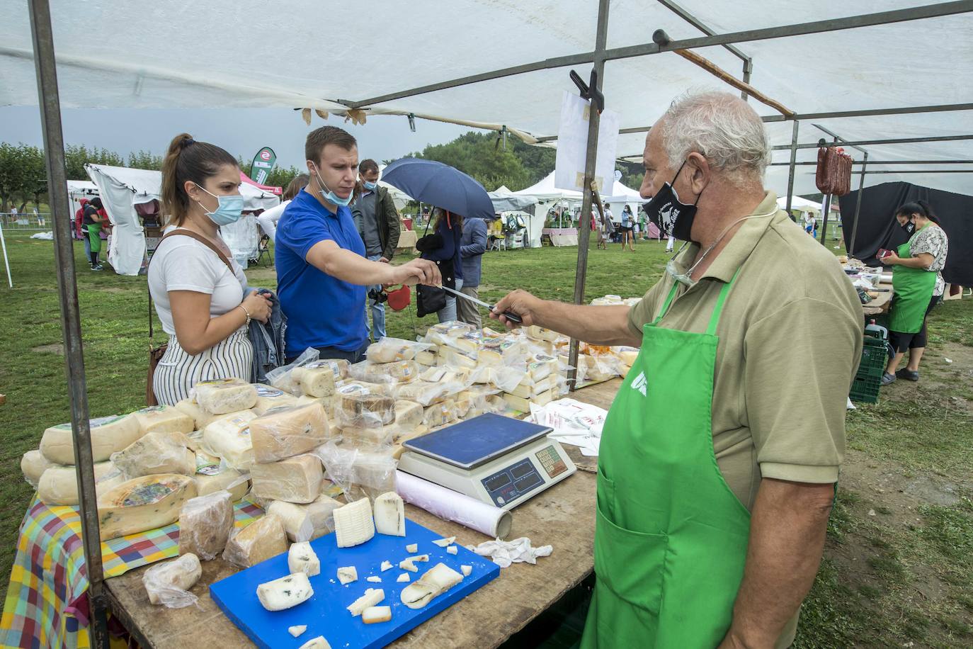 La lluvia ha deslucido la feria promovida por la asociación El arte de la tierruca en la campa de la magdalena con 28 puestos, 24 de alimentación y 4 de artesanía de la región. A lo largo de todo este sábado pueden encontrarse quesos, vinos, sobaos, quesadas, empanadas, dulces, embutidos, alubias, patatas fritas, sidra, miel, orujo, mermeladas, rosquillas, encurtidos, repostería y todo tipo de productos de la huerta ecológica como tomates y pimientos.