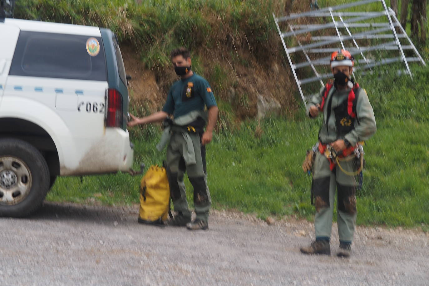 Los Tédax de la Guardia Civil recibieron la llamada de alerta de un grupo de espeleólogos que examinaban una gruta inexplorada cercana a Coventosa 