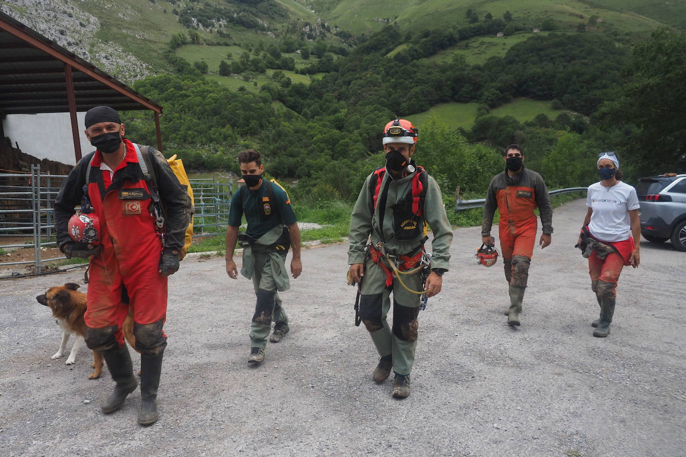 Los Tédax de la Guardia Civil recibieron la llamada de alerta de un grupo de espeleólogos que examinaban una gruta inexplorada cercana a Coventosa 