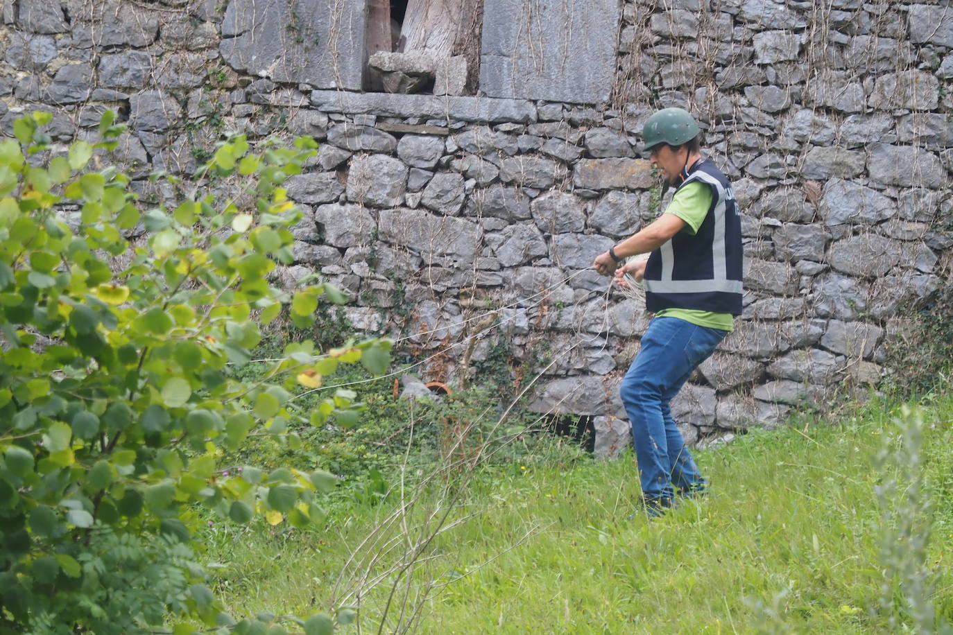 Los Tédax de la Guardia Civil recibieron la llamada de alerta de un grupo de espeleólogos que examinaban una gruta inexplorada cercana a Coventosa 