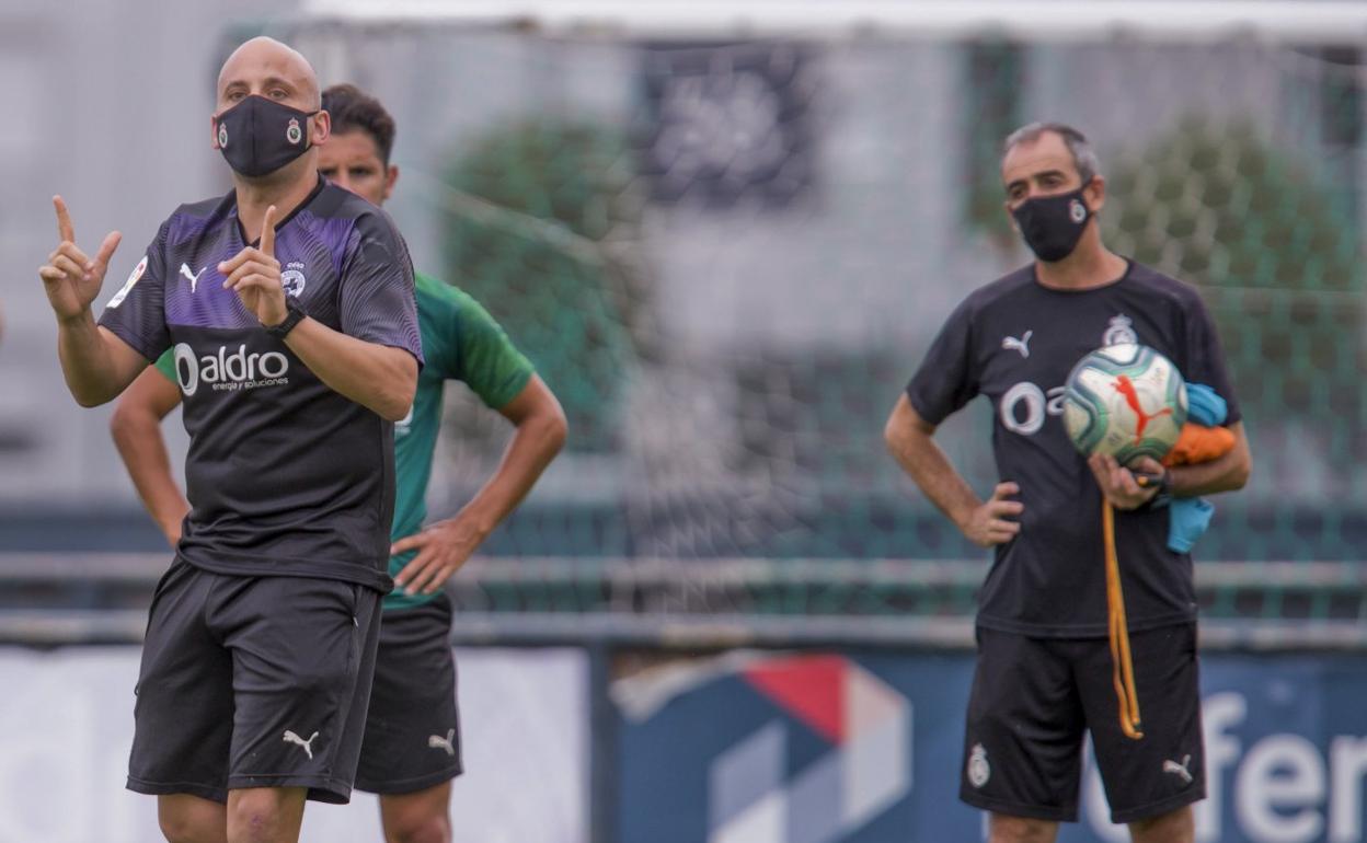 Ruiz Cueli, a la derecha, en un entrenamiento del Racing con Javier Rozada en primer término.