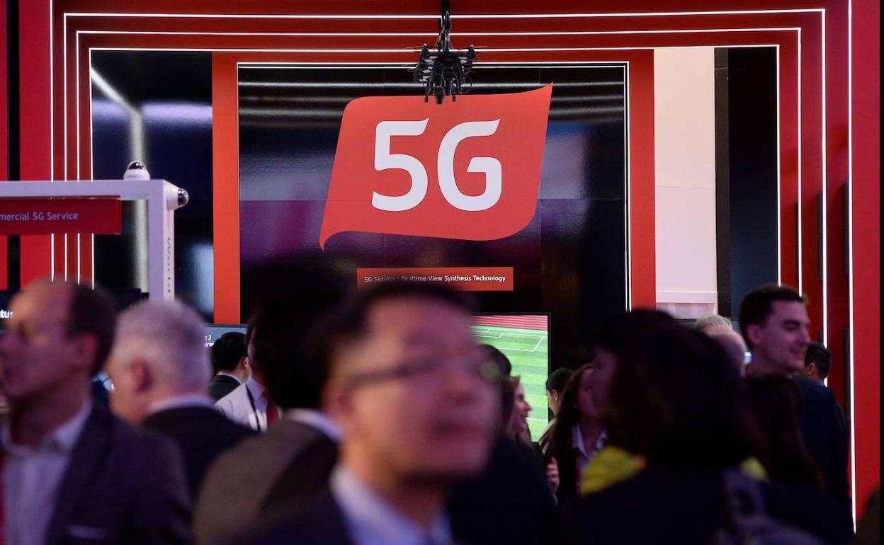 Asistentes a la pasada edición del MWC de Barcelona paseando por el espacio del 5G.