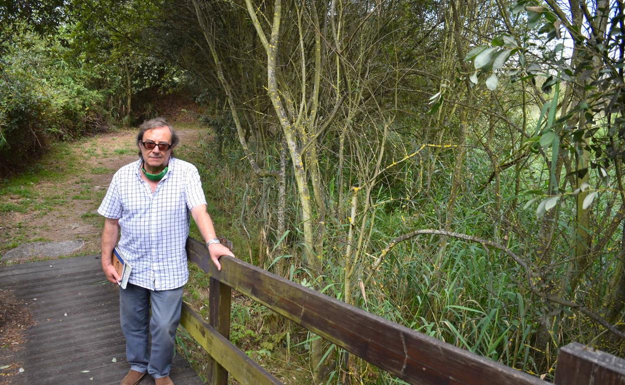 El presidente de la Escuela de Medio Ambiente de Camargo, Juanjo Paredes, posa en un puente de la marisma de Alday