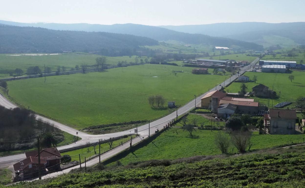 Vista general de los terrenos donde está proyectado el centro logístico de La Pasiega, en Piélagos. 