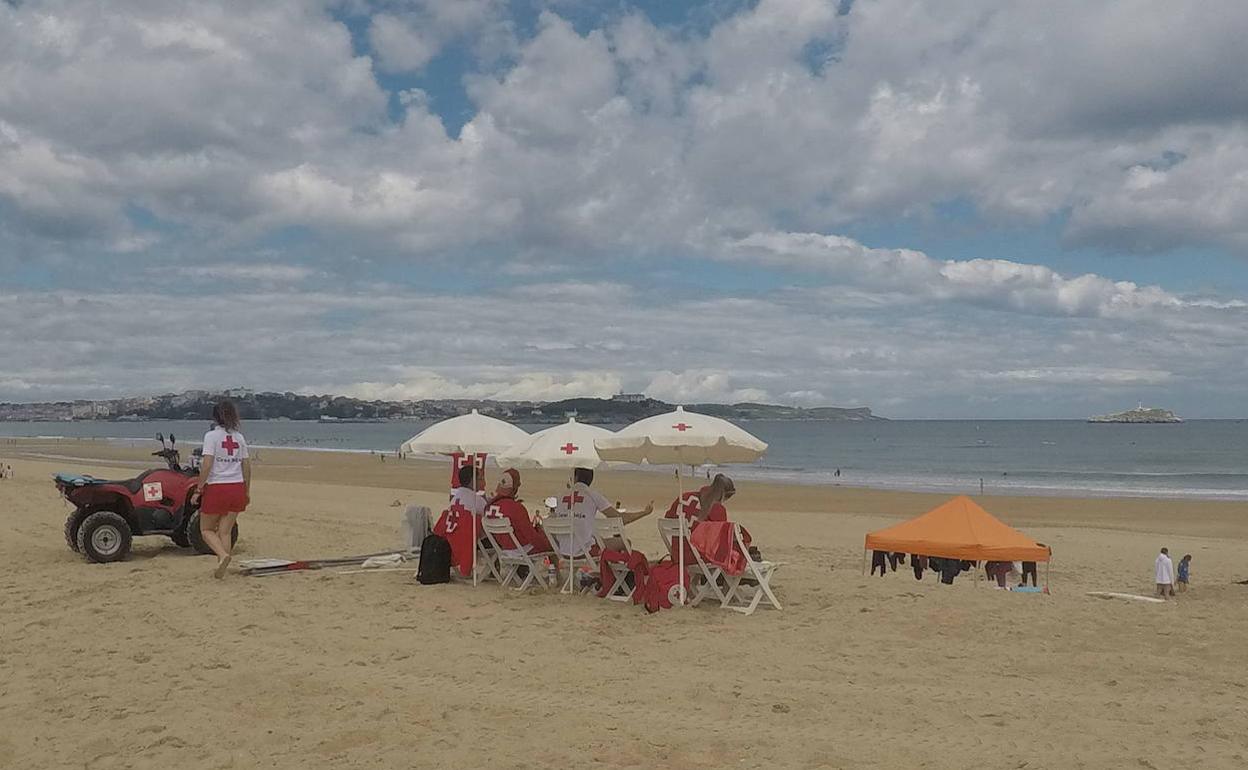 Imagen de los socorristas de Cruz Roja en la playa de Somo.