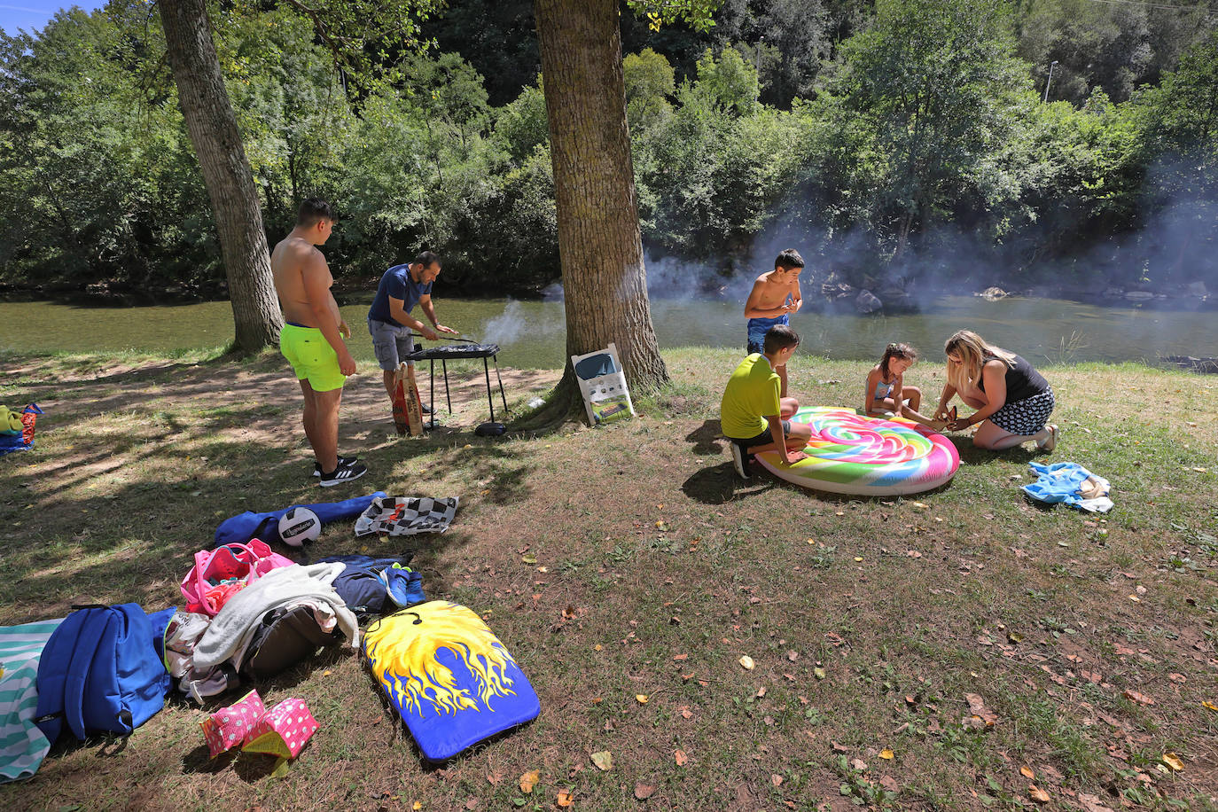 Los cauces y pozos son más que nunca un reclamo para los turistas estos días de calor, unos espacios que comparten con los vecinos. En estas imágenes, niños y mayores disfrutan en el río Saja, en el parque de Santa Lucía de Cabezón de la Sal.