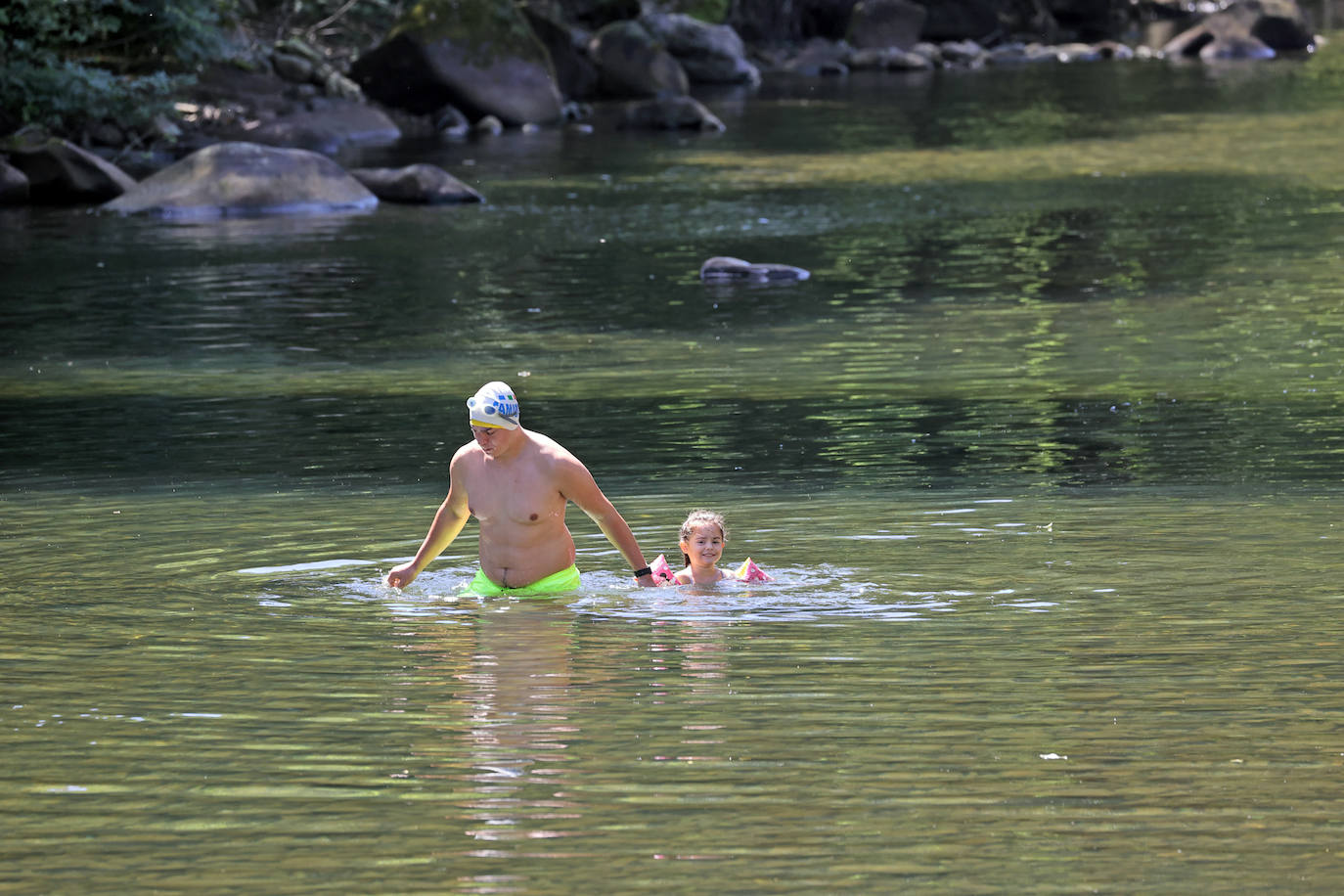 Los cauces y pozos son más que nunca un reclamo para los turistas estos días de calor, unos espacios que comparten con los vecinos. En estas imágenes, niños y mayores disfrutan en el río Saja, en el parque de Santa Lucía de Cabezón de la Sal.