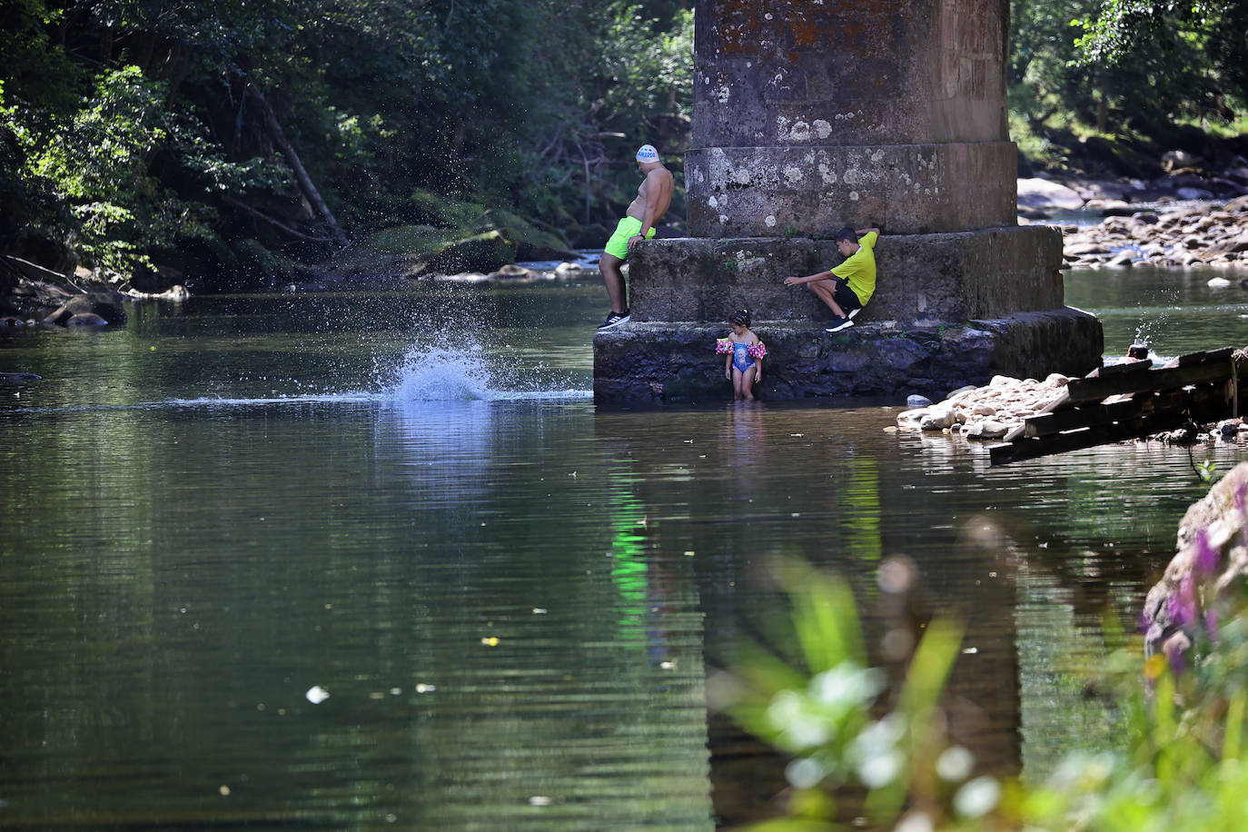 Los cauces y pozos son más que nunca un reclamo para los turistas estos días de calor, unos espacios que comparten con los vecinos. En estas imágenes, niños y mayores disfrutan en el río Saja, en el parque de Santa Lucía de Cabezón de la Sal.