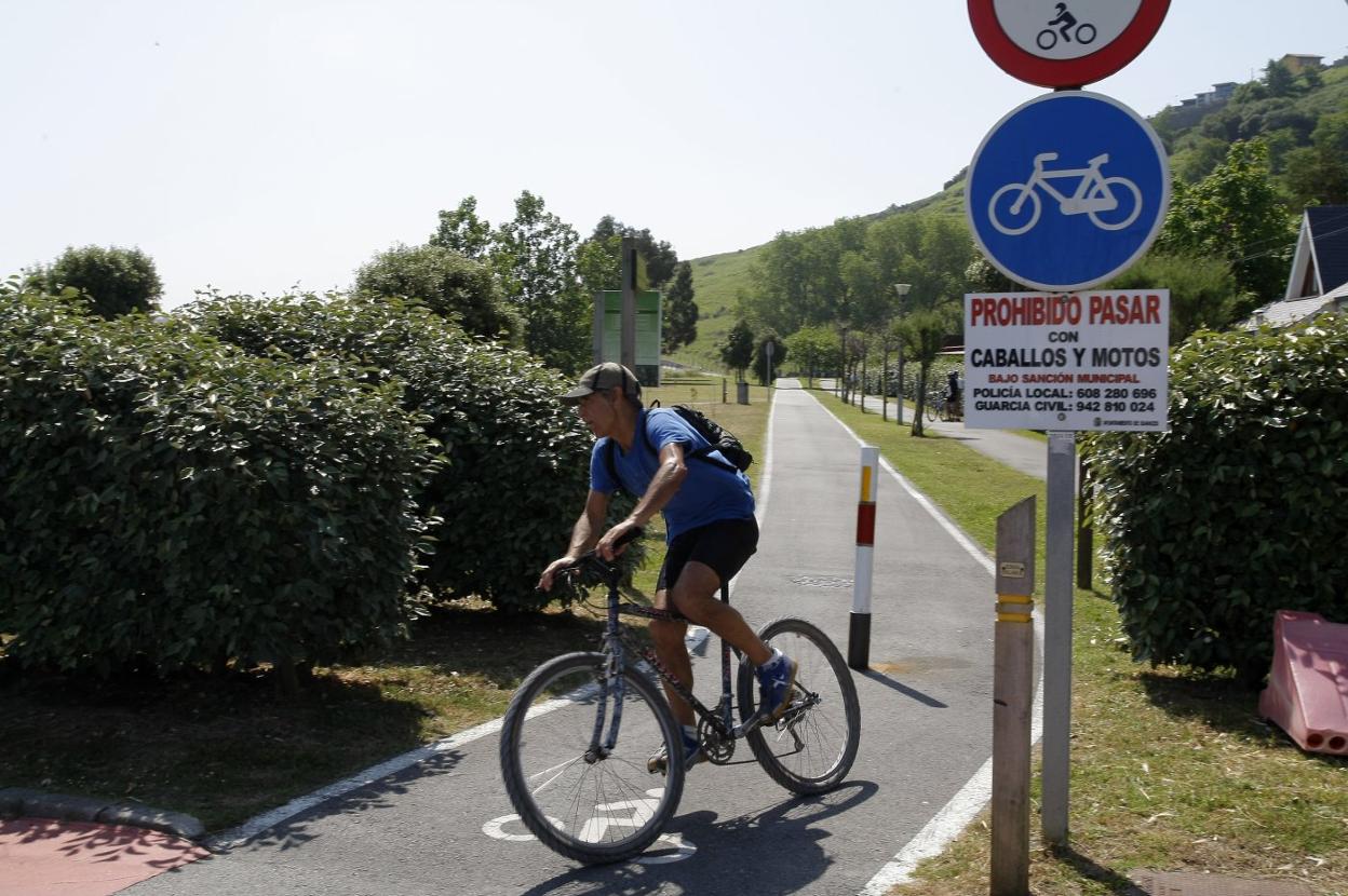 Un usuario del carril bici Barros-Suances termina su ruta en la villa marinera. l. palomeque