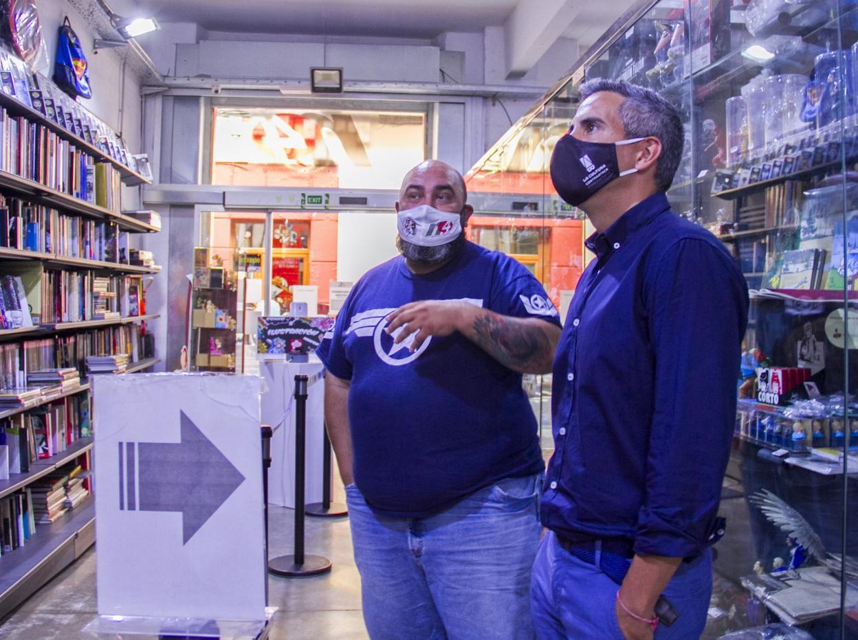 Óscar Muñiz, de la librería Nexus-4, y Pablo Zuloaga, vicepresidente cántabro, en la presentación. 