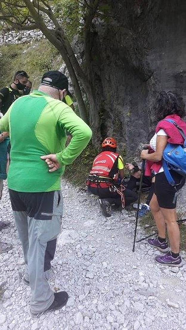 Encuentran a un senderista desmayado en la ruta de Urdón-Tresviso