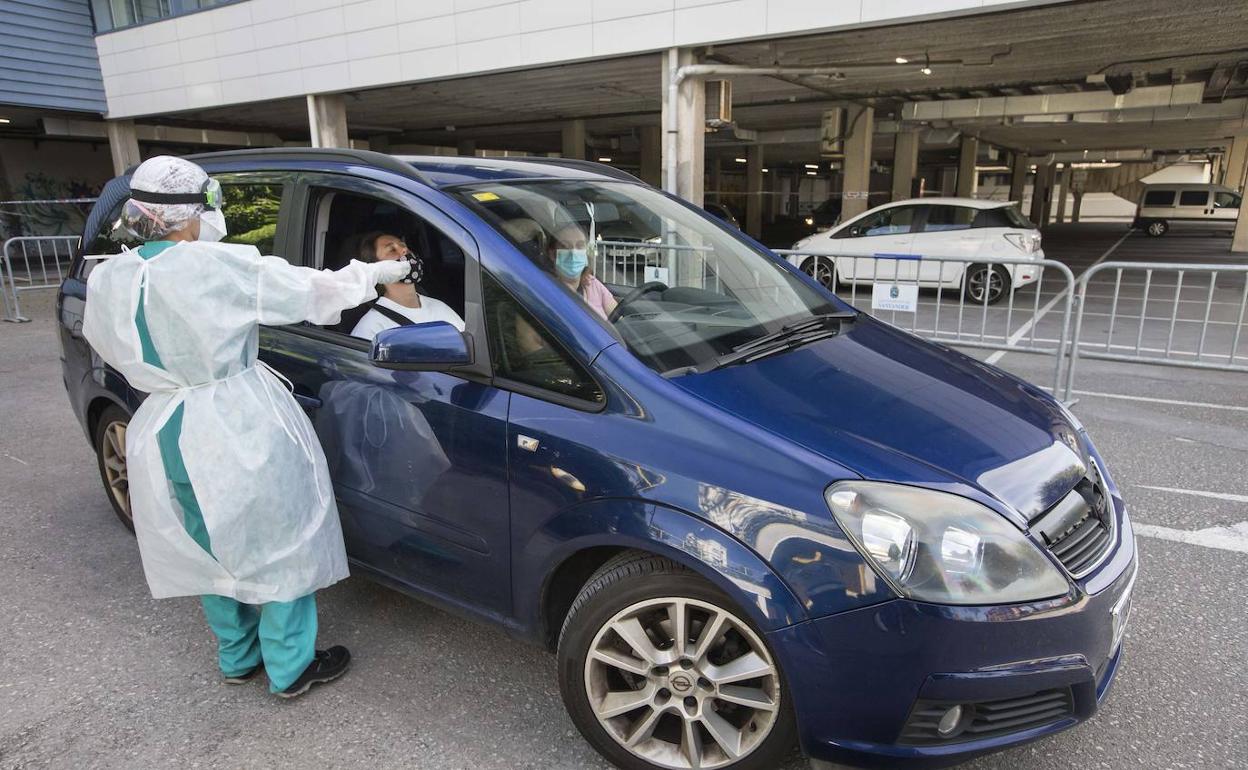 Una sanitaria hace una prueba en el 'coroauto' de la Facultad de Medicina