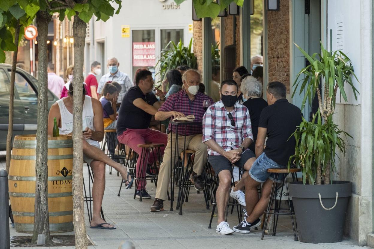 Vecinos y turistas llenan las terrazas de los locales de Peña Herbosa, en Santander, durante una tarde de este verano. 