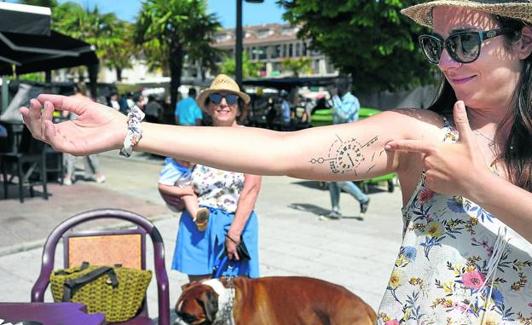 Paula muestra su tatuaje de las coordenadas de Noja.