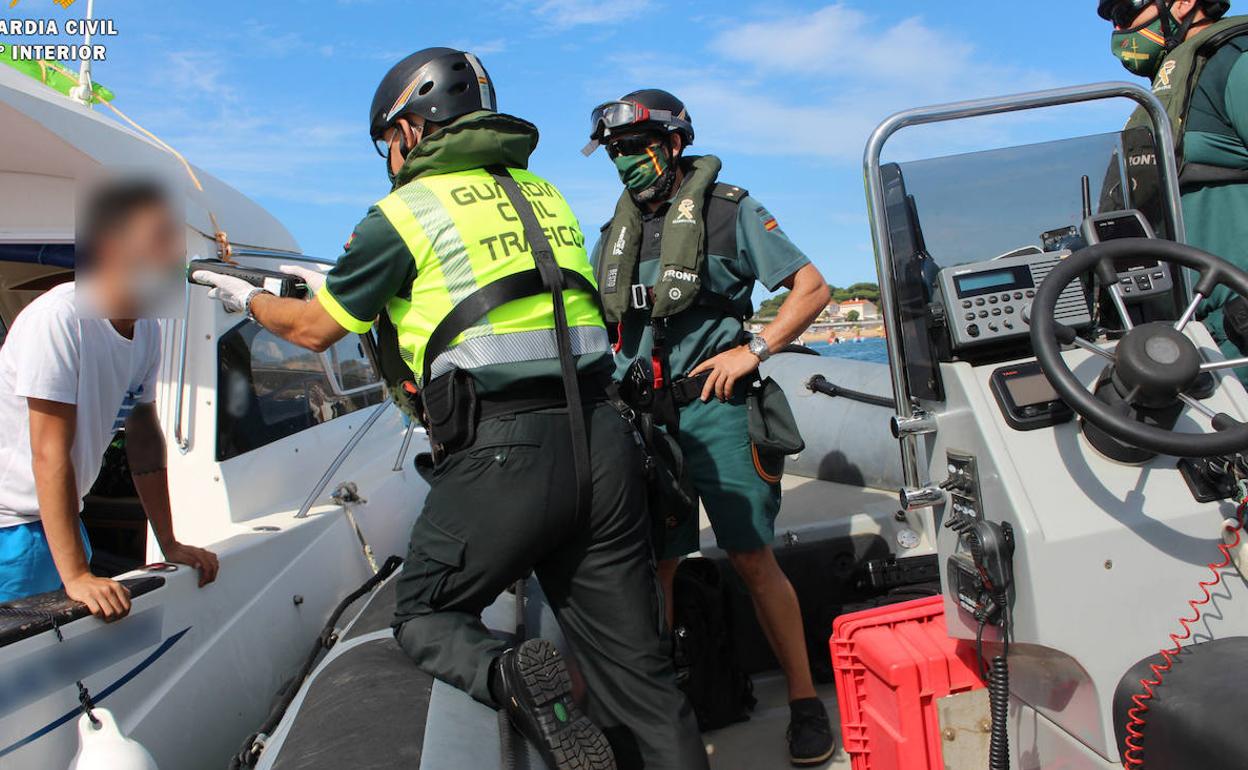 Control de alcoholemia al patrón de un yate en la costa cántabra.