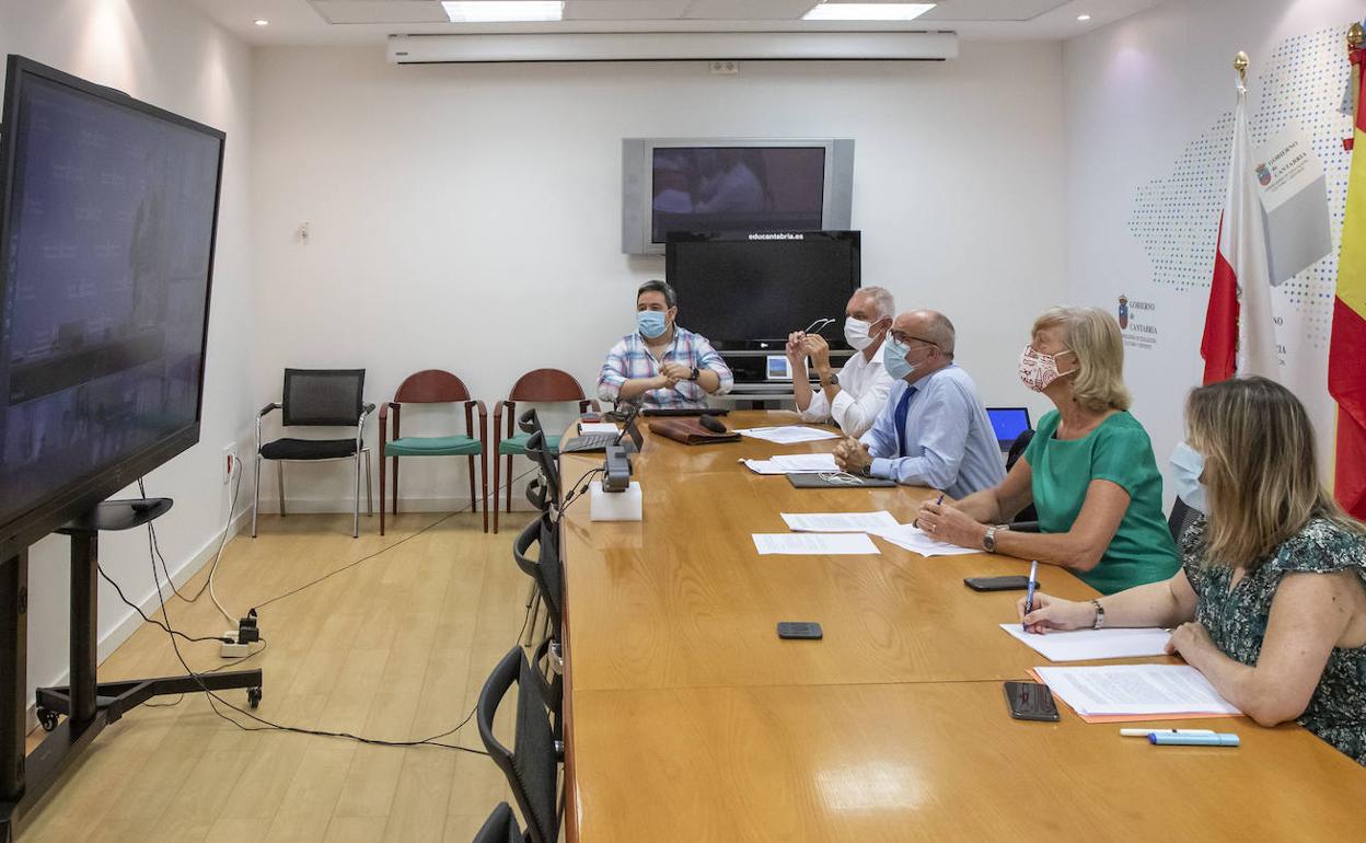 La consejera de Educación, Formación Profesional y Turismo, Marina Lombó, y el consejero de Sanidad, Miguel Rodríguez, participan en la reunión telemática conjunta de la Sectorial de Educación y el Consejo Interterritorial del Sistema Nacional de Salud.