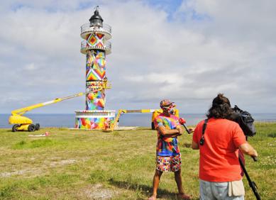 Imagen secundaria 1 - «La obra en el faro de Ajo se la debo a la gente que me sigue»