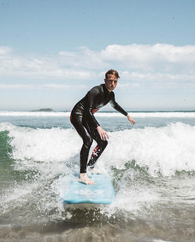 Practicando surf en la playa de Somo.