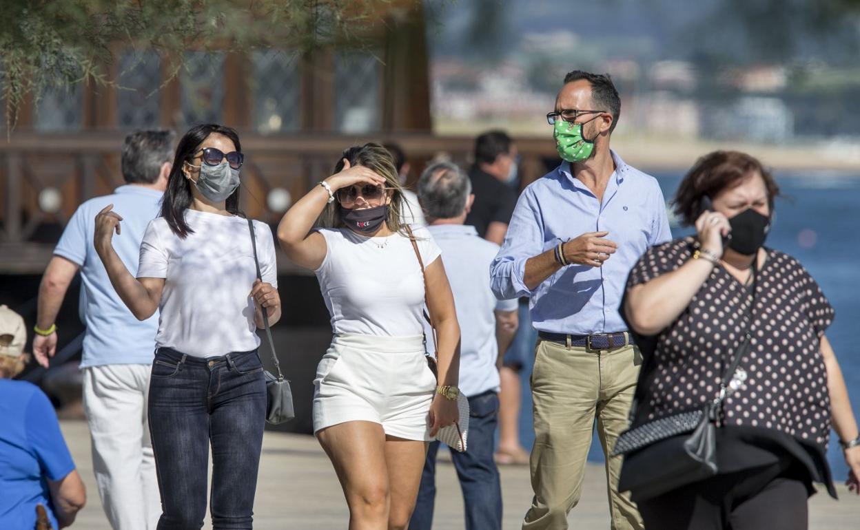 Un grupo de peatones pasea por Santander en un día soleado