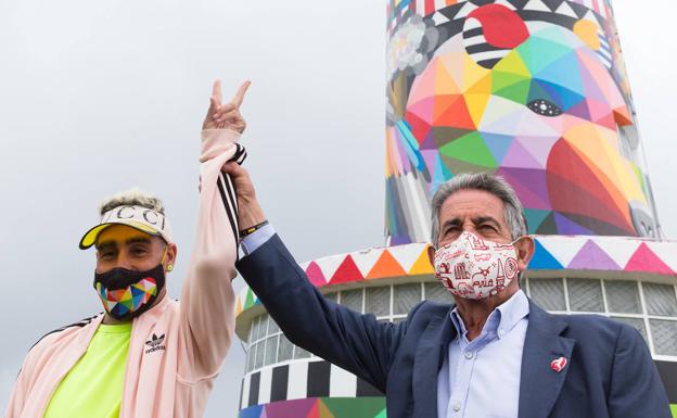 Imagen. Okuda ha pintado tres bandas -dos blancas y una negra- en la cara norte de la torre que hacen más visible el faro desde el mar.