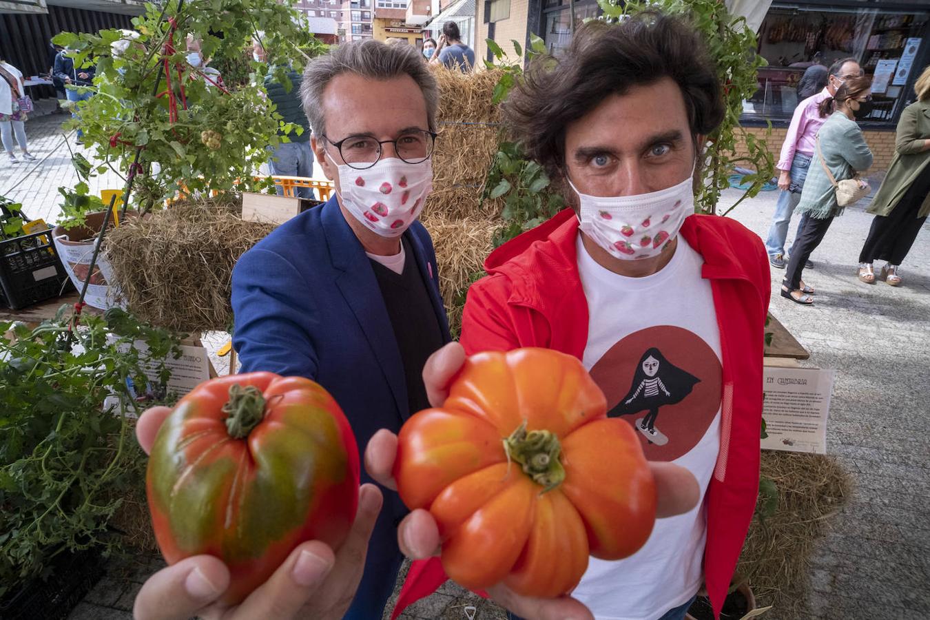 Bezana celebró, a pesar de la lluvia, la II Feria Nacional del Tomate Antiguo, que incluyó talleres, charlas y mercado ecológico de proximidad, entre otras actividades. Los periodistas David Remartínez y Pedro Vallín fueron nombrados 'Tomatero mayor'.