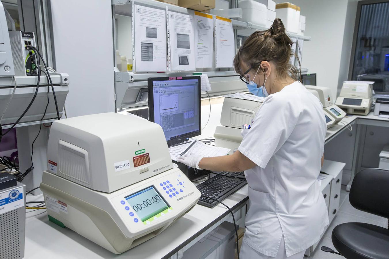 El laboratorio de Microbiología realiza más de 1.500 PCR diarias en busca del patógeno, oculto en un 6% de las pruebas.