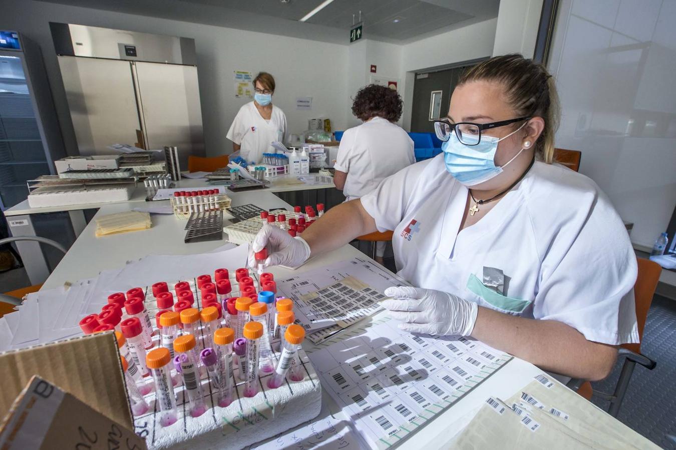 El laboratorio de Microbiología realiza más de 1.500 PCR diarias en busca del patógeno, oculto en un 6% de las pruebas.