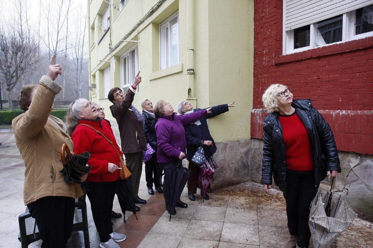 Protesta de vecinas del Barrio Covadonga en 2018 por los daños ocasionados por las palomas.