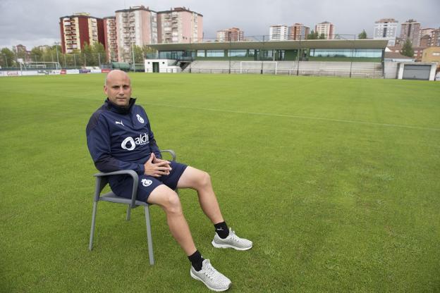 Javi Rozada posa en La Albericia, su casa desde hace un par de semanas y donde ha comenzado su mayor reto como entrenador, el de ascender al Racing. 