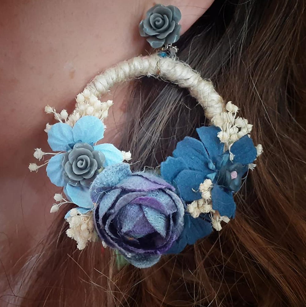 Pendientes florales de esencia artesanal.