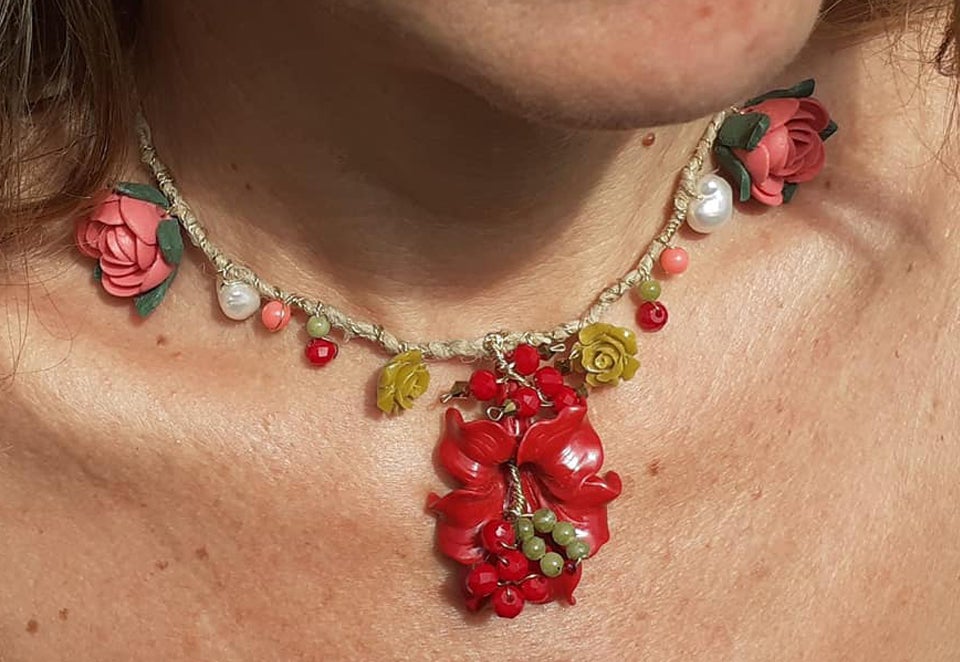 Collar con las flores como protagonistas en varias tonalidades.