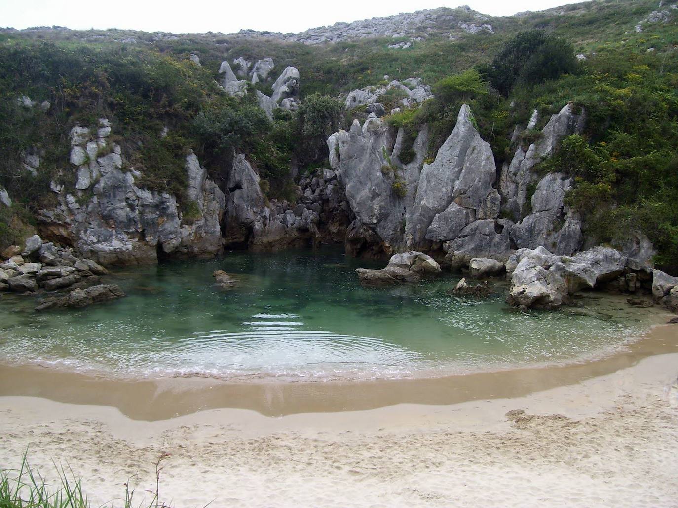 Playa Gulpiyuri, Asturias.