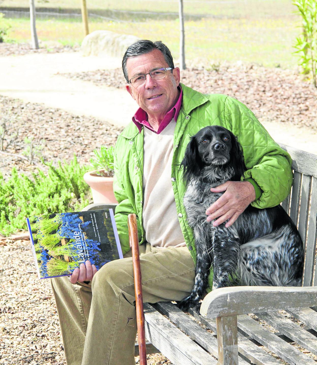 Felipe Díez de Bustamante, con su perro Zar, en su finca Montenuevo, en Oropesa.