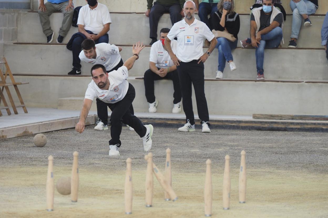 Gabi Cagigas, al birle para El Pendo Bahía Real en el encuentro ante San Jorge.
