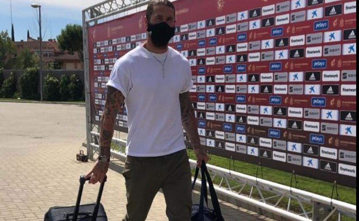 Sergio Ramos, a su llegada a la concentración de la selección española en Las Rozas. 