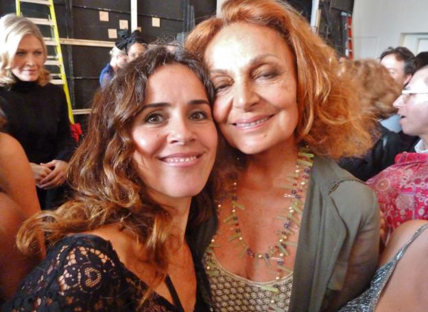 Carmen posa con la diseñadora, Diane von Fürstenberg, una de sus grandes aliadas.