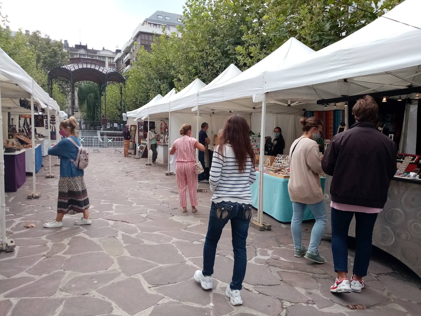 El trabajo manual y laborioso de los artesanos se dejó ver el pasado fin de semana en la plaza castreña de La Barrera.