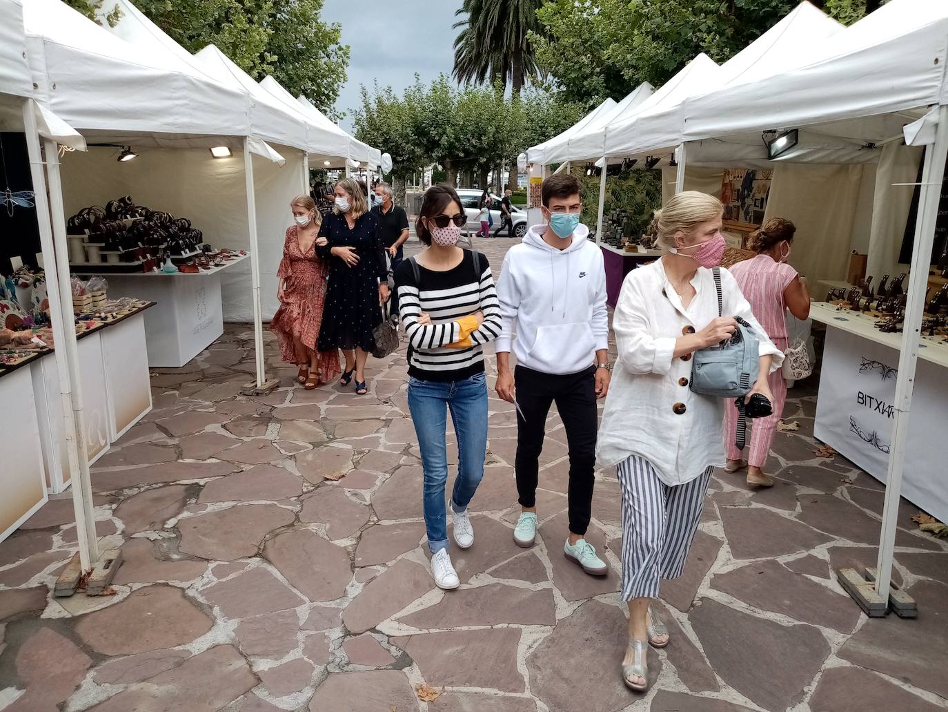 El trabajo manual y laborioso de los artesanos se dejó ver el pasado fin de semana en la plaza castreña de La Barrera.