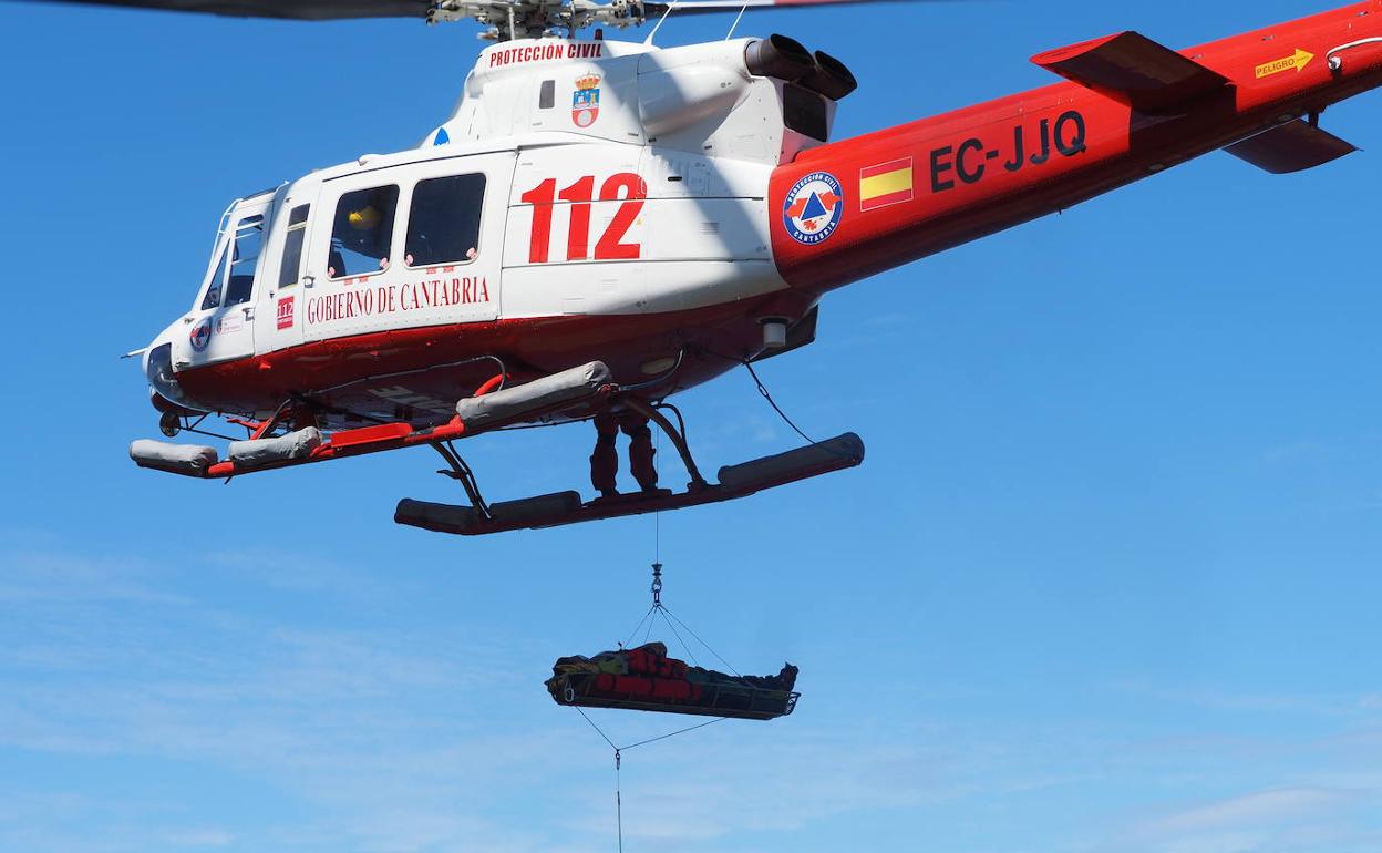 Rescatado un pescador que resultó herido tras caerse a las rocas en Ubiarco