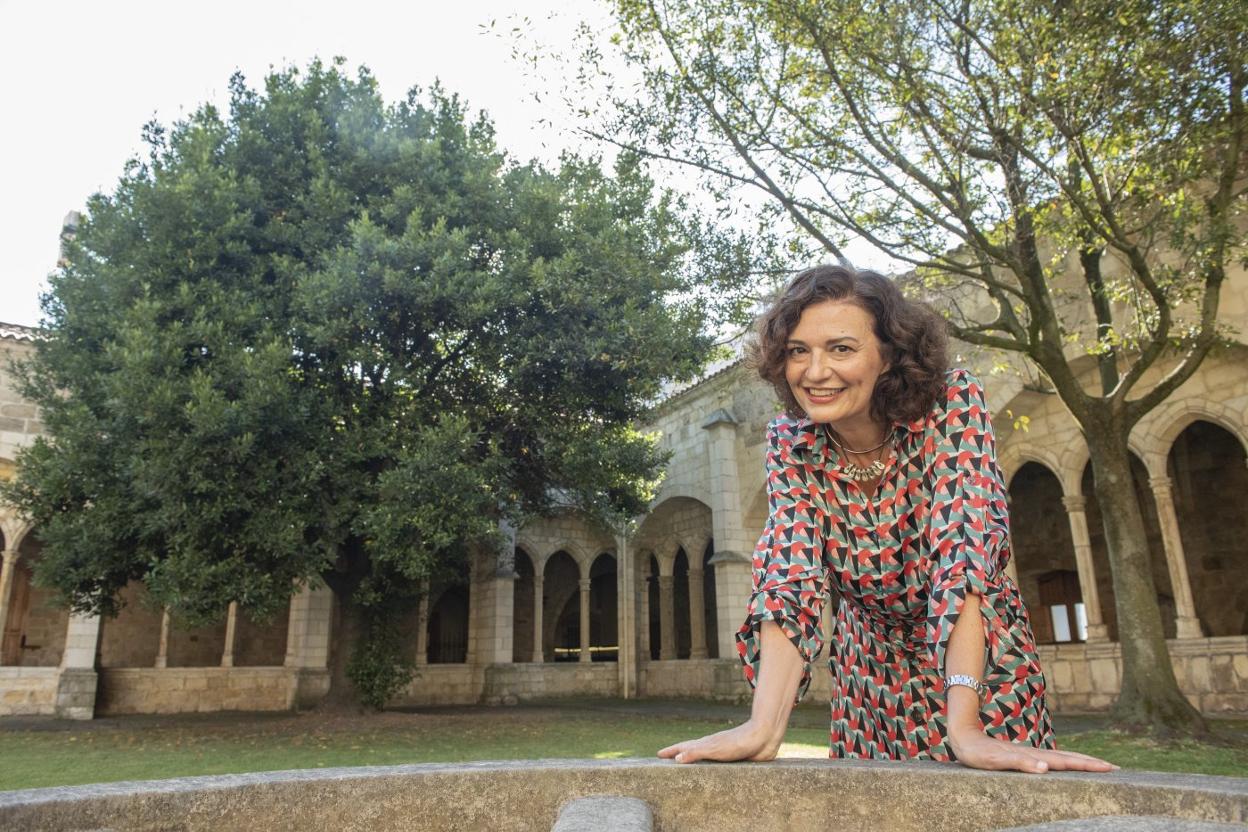 Pilar Ruiz, que permanece estos días en Cantabria, en el claustro de la catedral de Santander. 