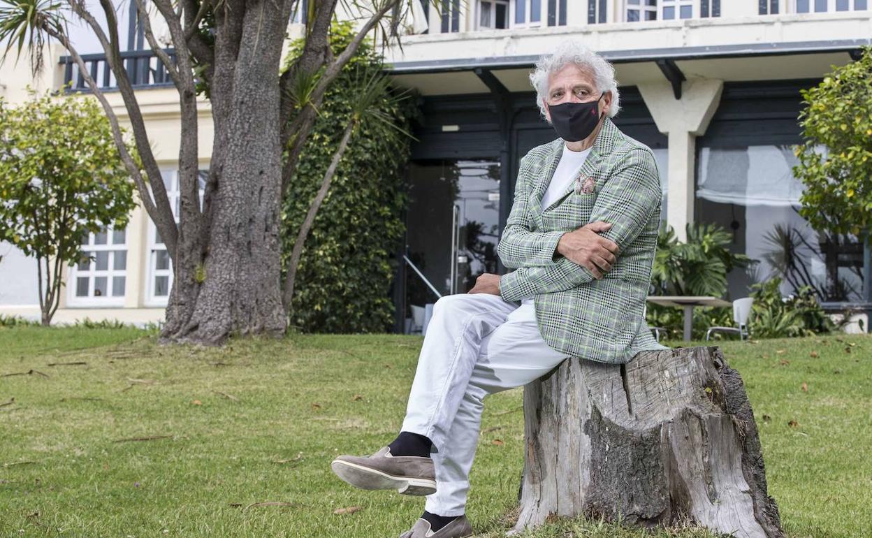 Ángel Cuevas, presidente de los hosteleros, en el jardín del Hotel Escuela Las Carolinas, en Santander.