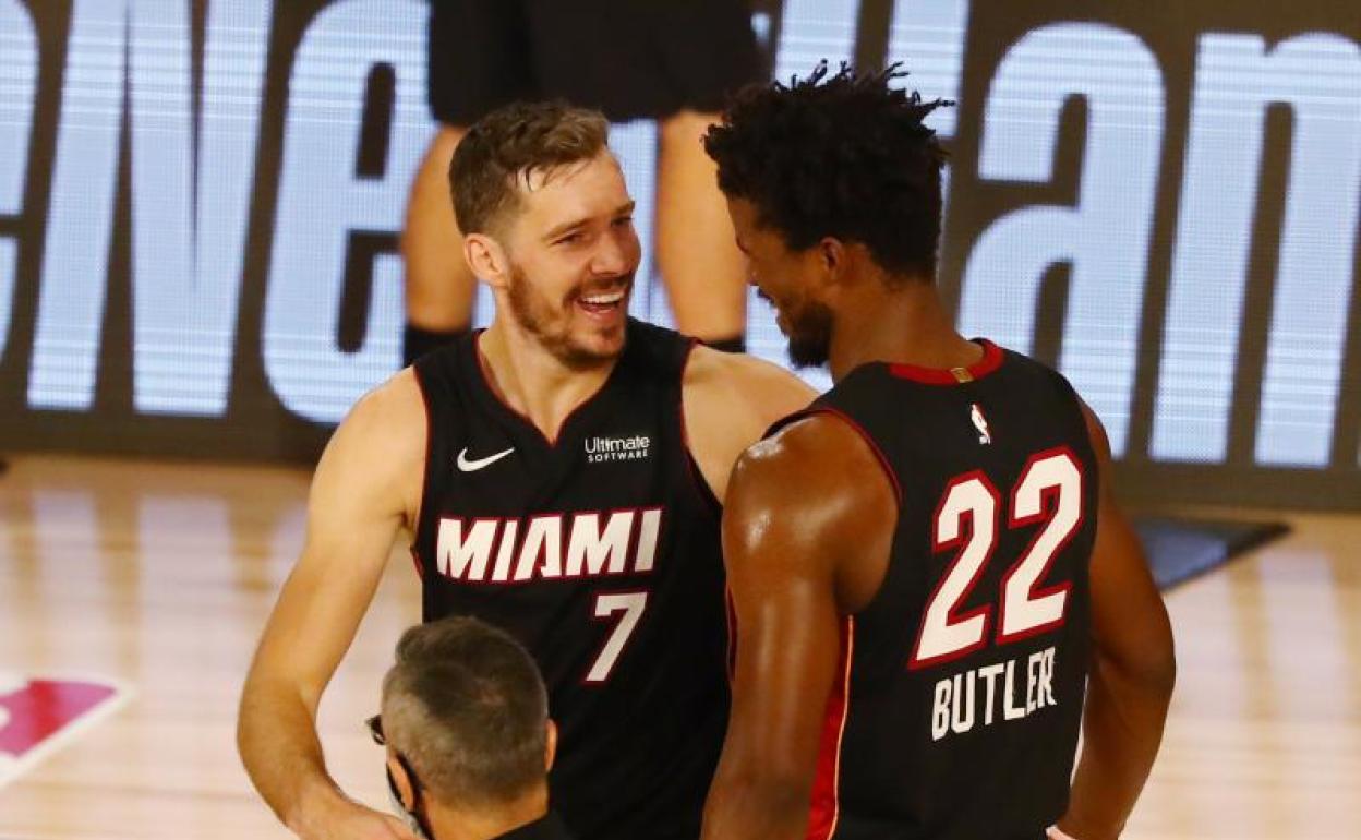 Goran Dragic y Jimmy Butler celebran la victoria de los Heat ante los Bucks.