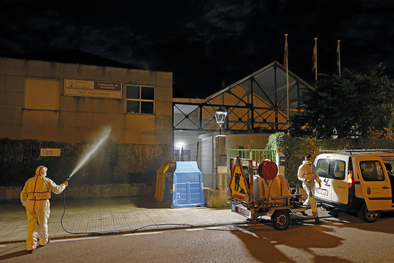 Fotos: Comienza la desinfección de colegios e institutos para la vuelta a clase