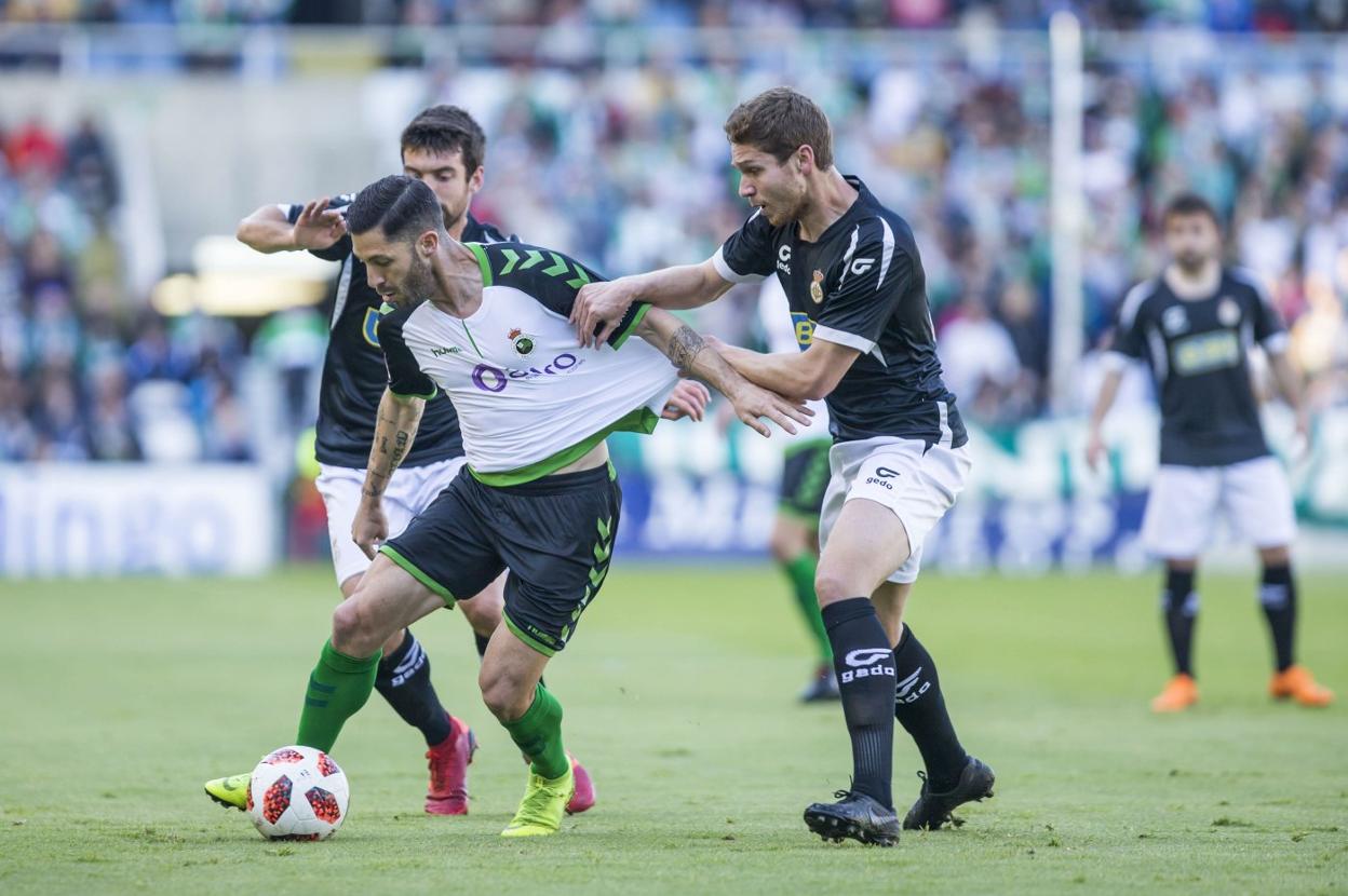 Álvaro Cejudo controla el balón en el encuentro que jugó el Racing ante el Real Unión de Irún en la temporada 2018-2019 en Segunda División B.