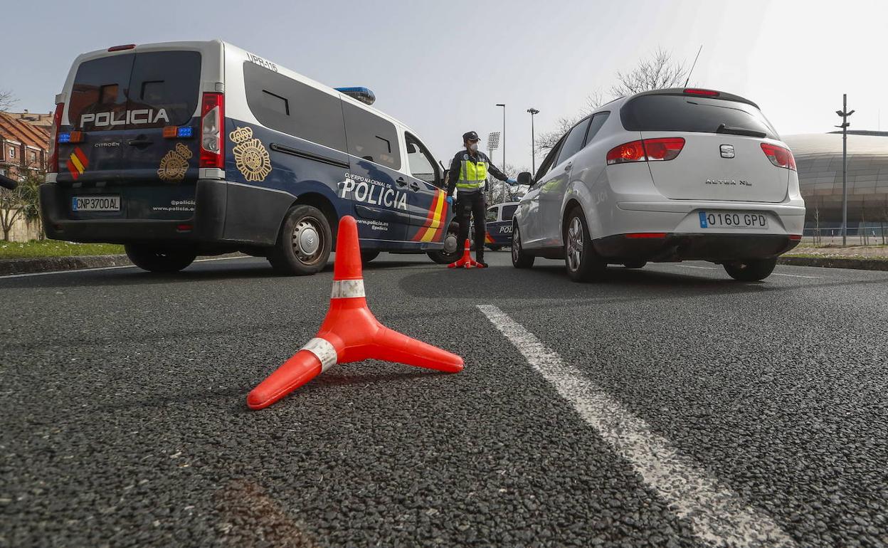 Un control de la Policía Nacional en la S-20 en el mes de marzo, durante el estado de alarma.